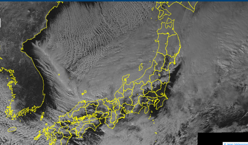 冬のすじ状の雲とJPCZの衛星画像